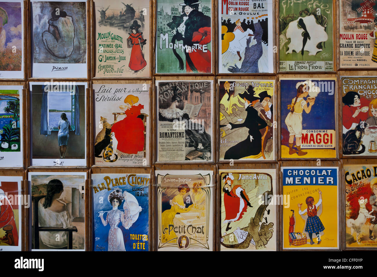 Vorstadt Plakate von Toulouse-Lautrec und anderen Künstlern, Place du Tertre, Montmartre, Paris, Frankreich Stockfoto