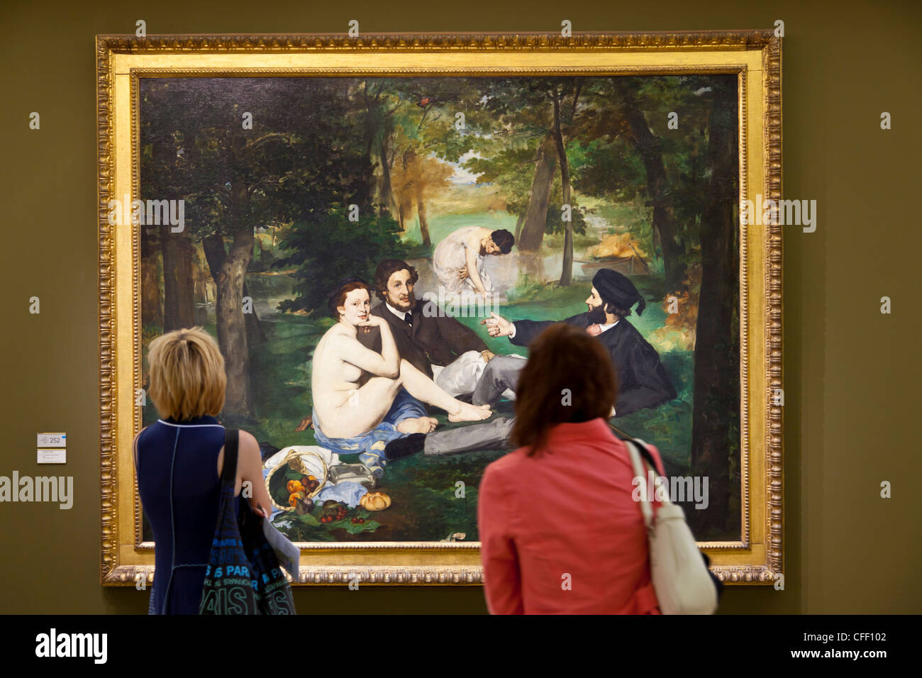 Besucher genießen Le Dejeuner Sur L'Herbe von Manet, Musee d ' Orsay, Paris, Frankreich, Europa Stockfoto