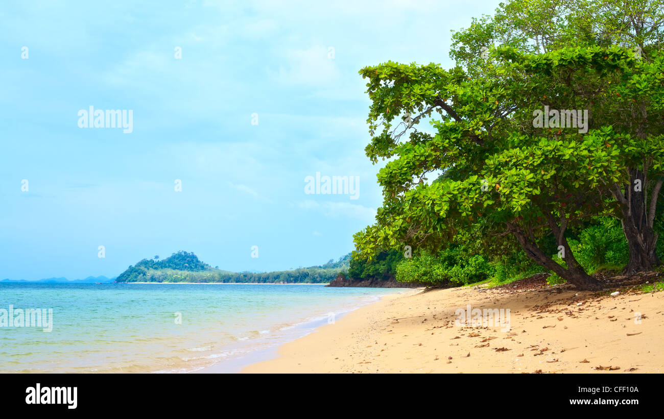 Sonnenstrand und Insel am Horizont, Thailand Stockfoto