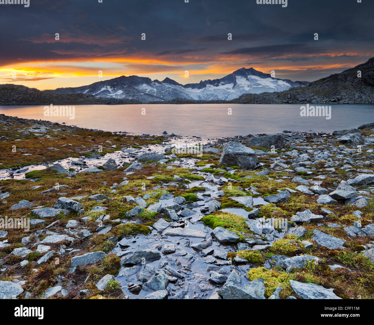 Lake Schwarzhornsee und Hochalmspitze bei Sonne steigen, Nationalpark Hohe Tauern, Kärnten, Austria, Europe Stockfoto