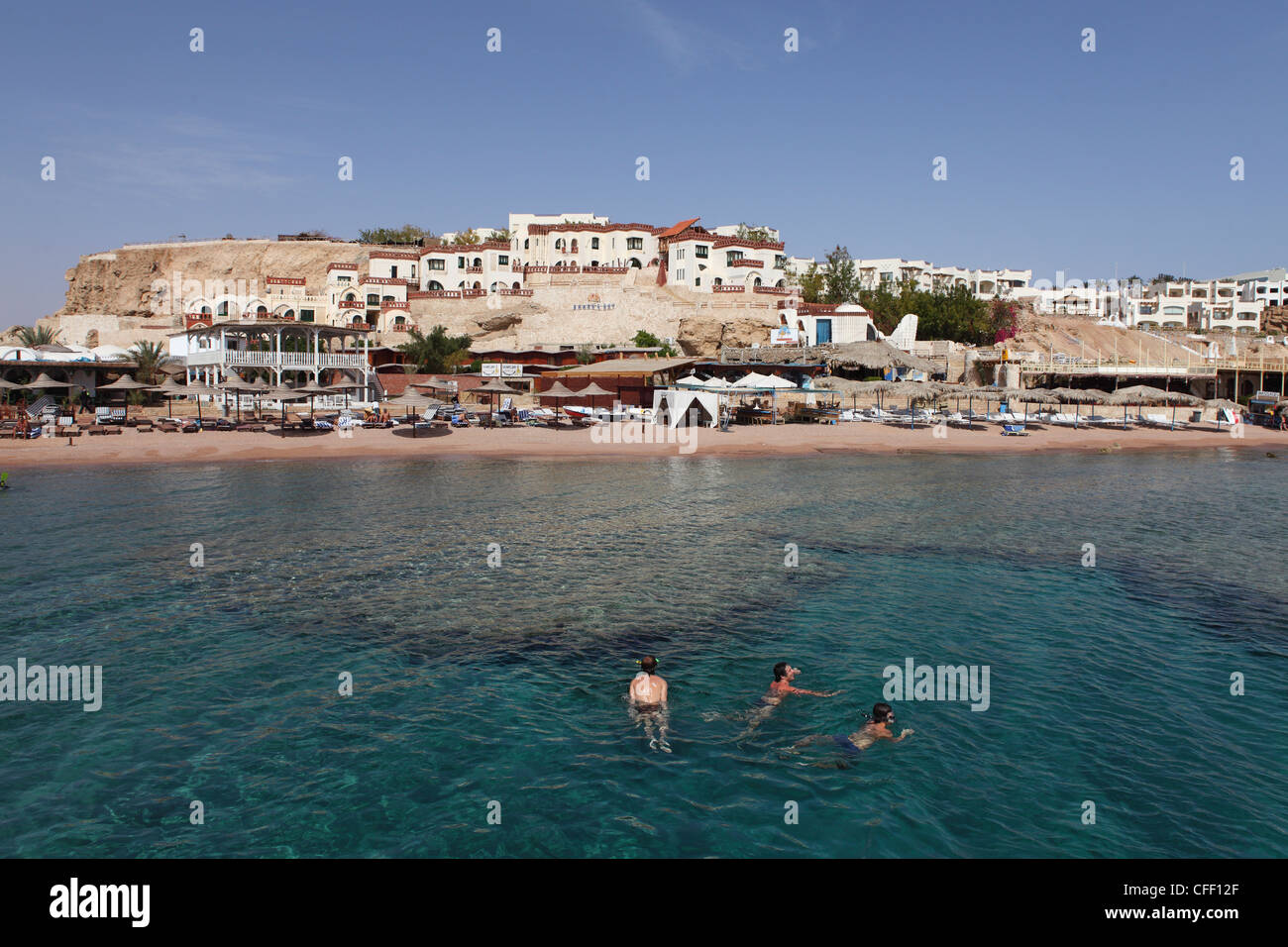 Schwimmer genießen Sie das klare Wasser des Roten Meeres in Sharks Bay, Sharm el-Sheikh, South Sinai, Ägypten, Nordafrika, Afrika Stockfoto