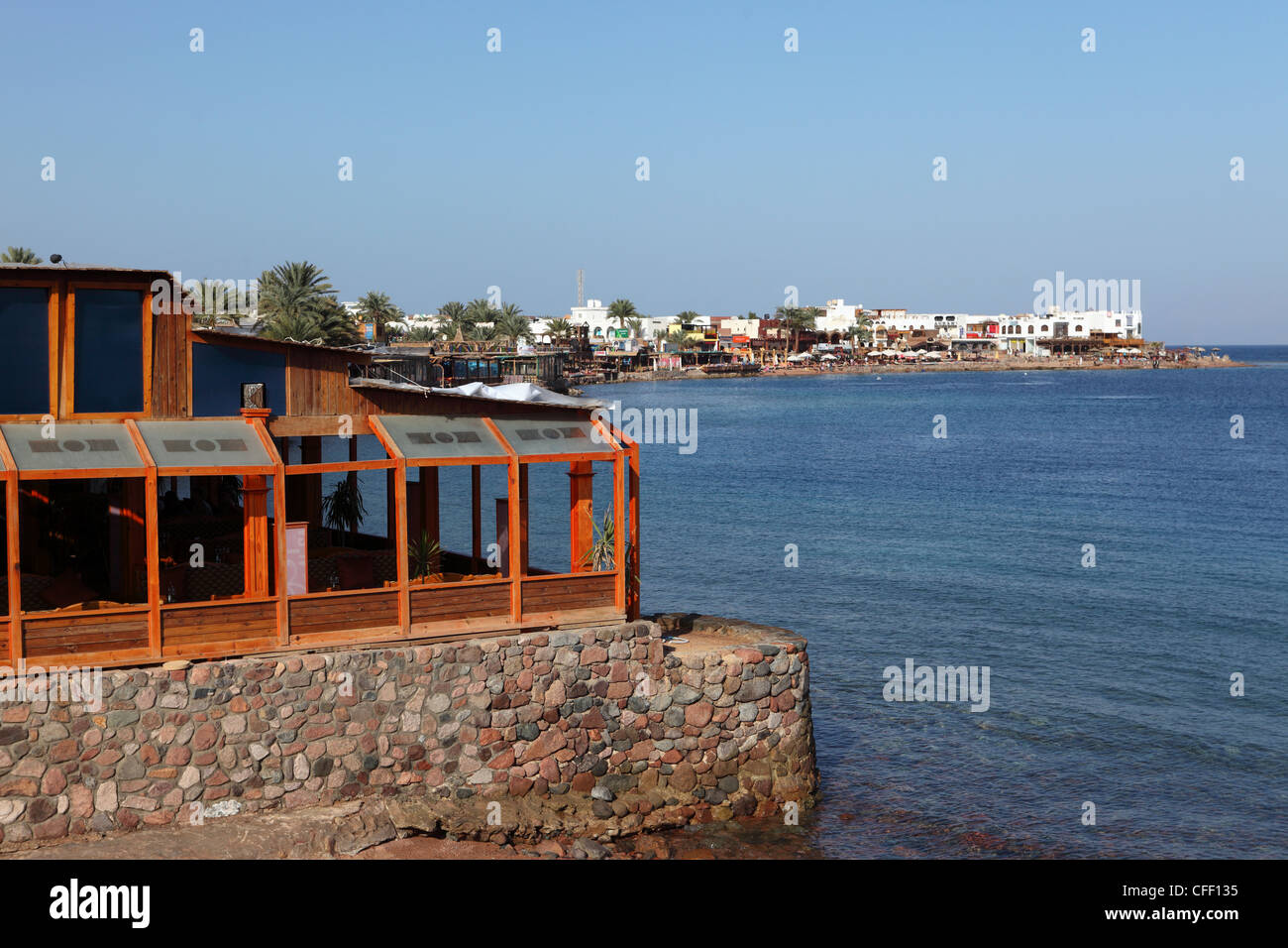 Ein Restaurant mit Blick auf den Hafen von Red Sea Resort Stadt von Dahab in Ägypten, Nordafrika, Afrika Stockfoto