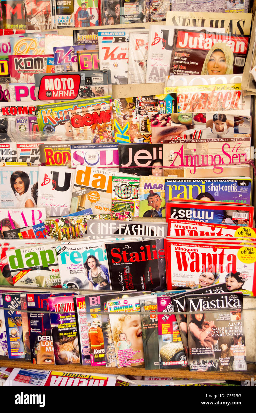 Zeitschriften und Publikationen auf Anzeigen Rack zu verkaufen in Malaysia. Stockfoto