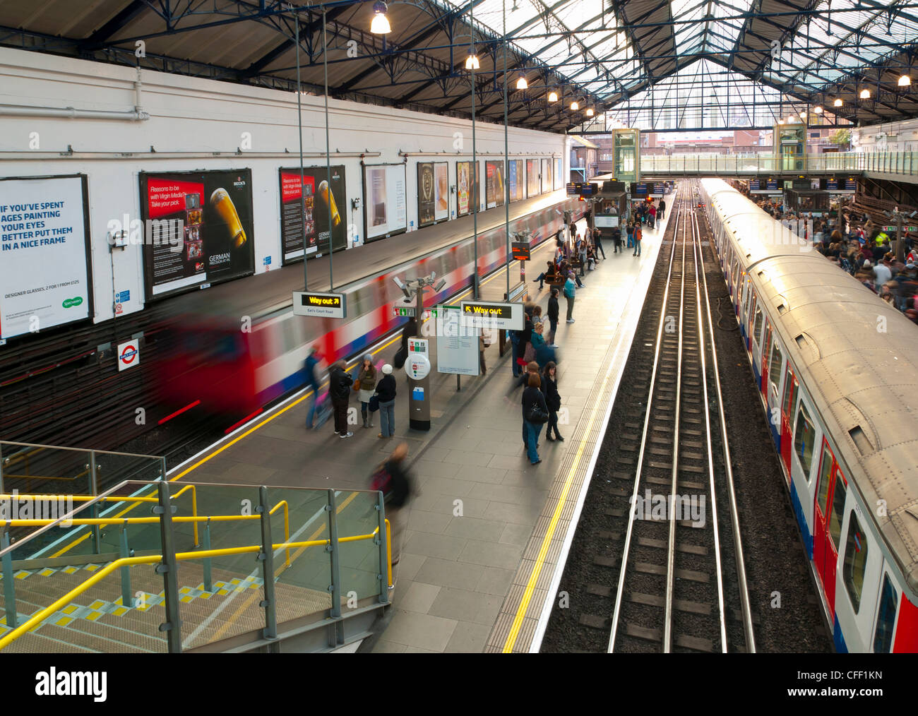 Bezirk Plattformen, u-Bahnstation Earls Court, London, England, Vereinigtes Königreich, Europa Stockfoto