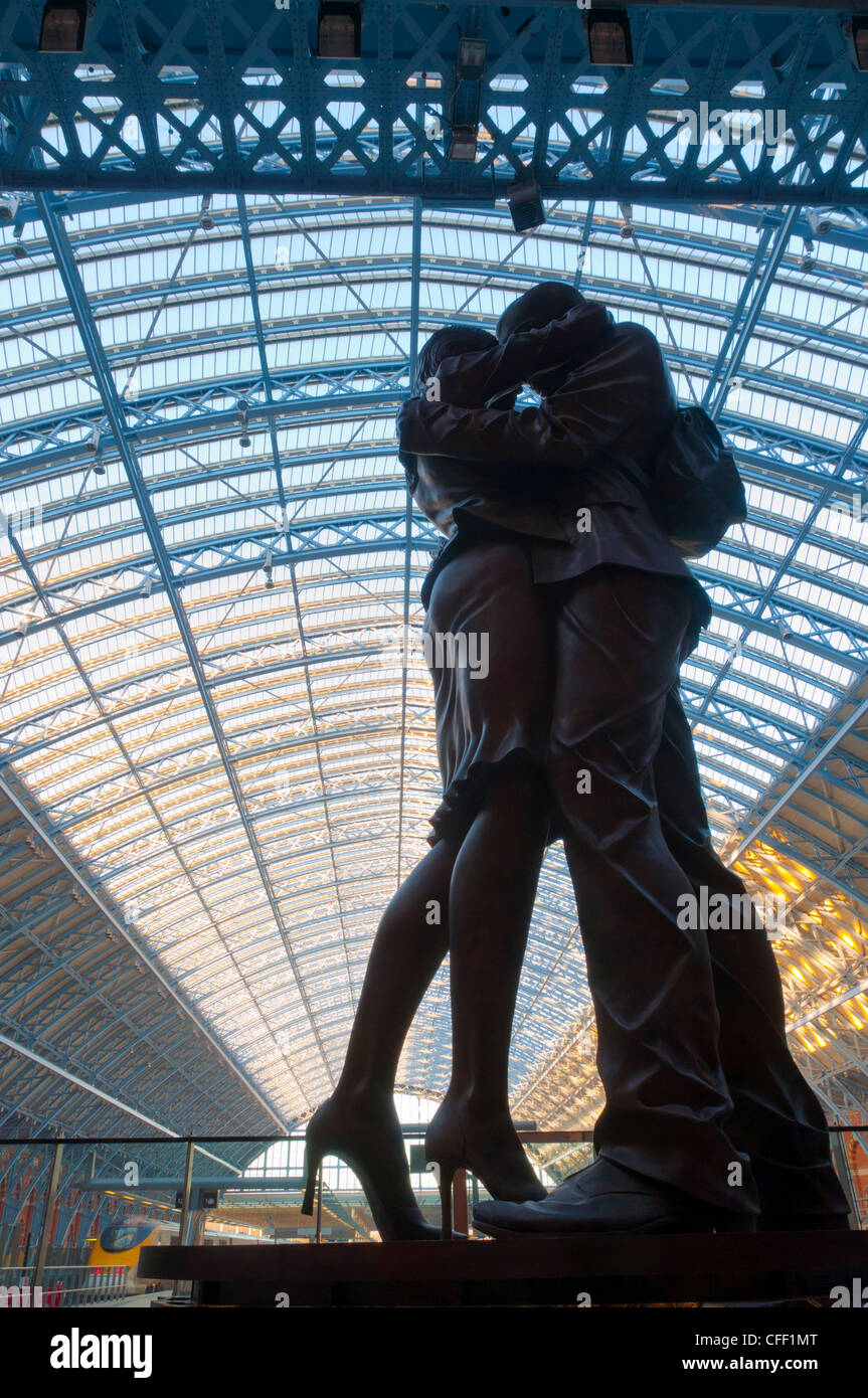Der Ort der Begegnung, Bronze-Skulptur von Paul Day, St. Pancras Station, London, England, Vereinigtes Königreich, Europa Stockfoto