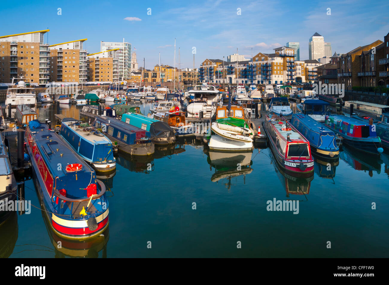 Limehouse Bassin und über Canary Wharf, London, England, Vereinigtes Königreich, Europa Stockfoto