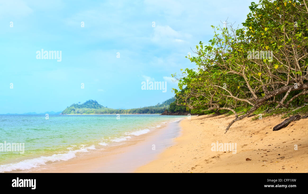 Sonnenstrand und Insel am Horizont, Thailand Stockfoto