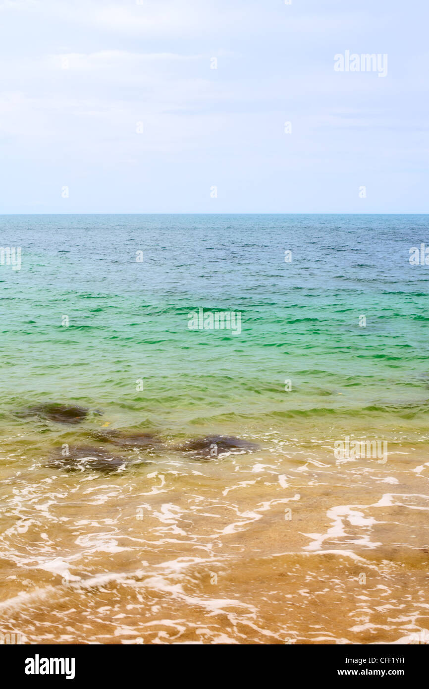 Sonnenstrand, blaues Meer und saubere Himmel Stockfoto
