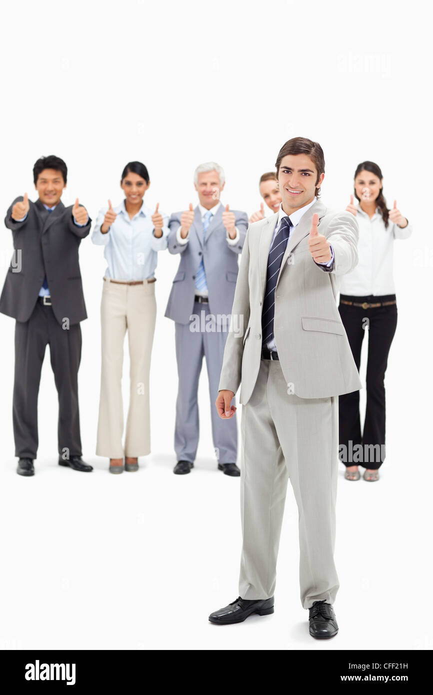 Multikulturellen Business-Team mit ihrem Daumen-hoch-Fokus auf einen Mann Stockfoto