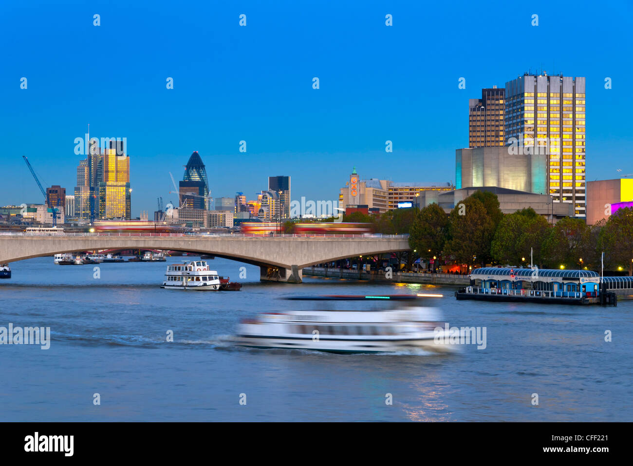 Themse, Heron-Tower, Tower 42, SwissRe Turm (die Gurke) und South Bank Centre, City of London, London, England, Vereinigtes Königreich Stockfoto