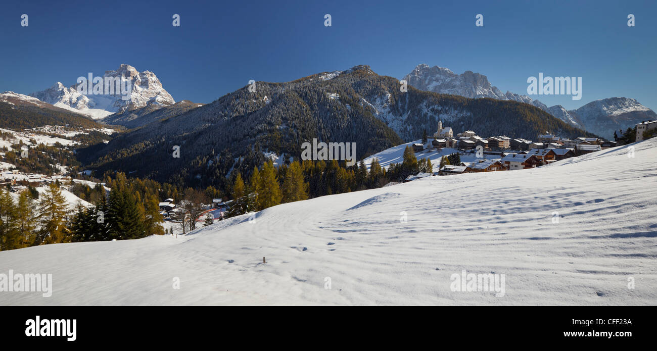 The village Colle di Santa Lucia in front of mountains Monte Pelmo und Monte Civetta, Veneto, Italy, Europe Stockfoto