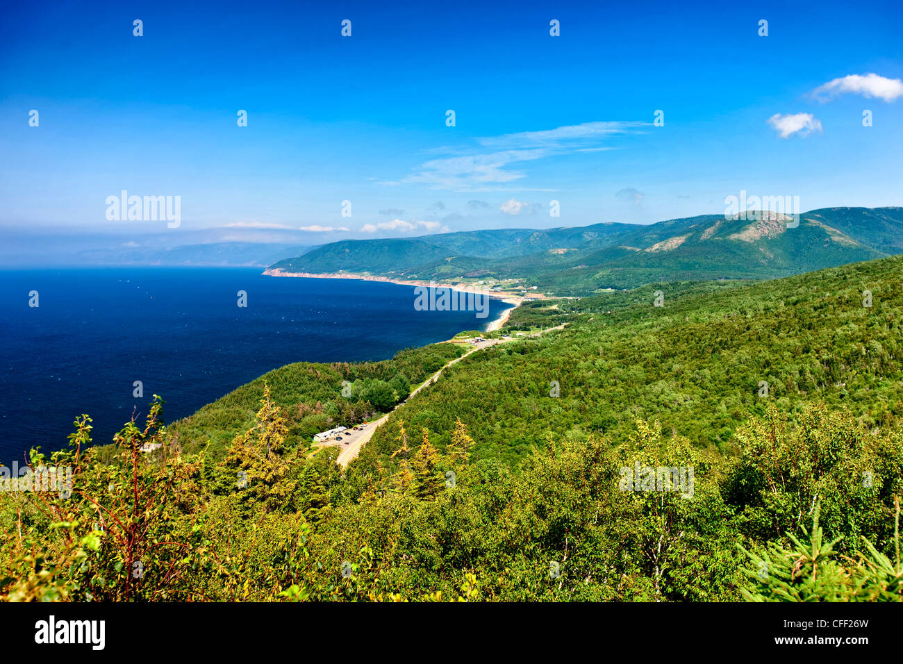 Ansicht von Pleasant Bay von Fishing Cove Lookout, Cape Breton Highlands National Park, Nova Scotia, Kanada Stockfoto