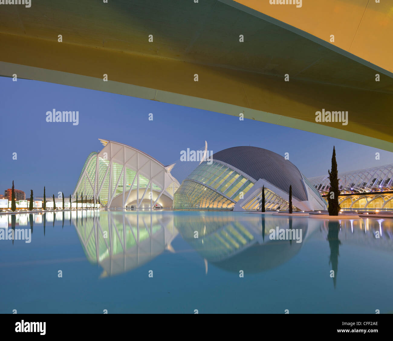Museo de Las Ciencias Príncipe Felipe und L'Hemispheric am Abend, Ciudad de Las Artes y de Las Ciencias, Valencia, Spanien, Stockfoto Museo de Las Ciencias Príncipe Felipe und L'Hemispheric am Abend, Ciudad de Las Artes y de Las Ciencias, Valencia, Spanien, Stockfoto
