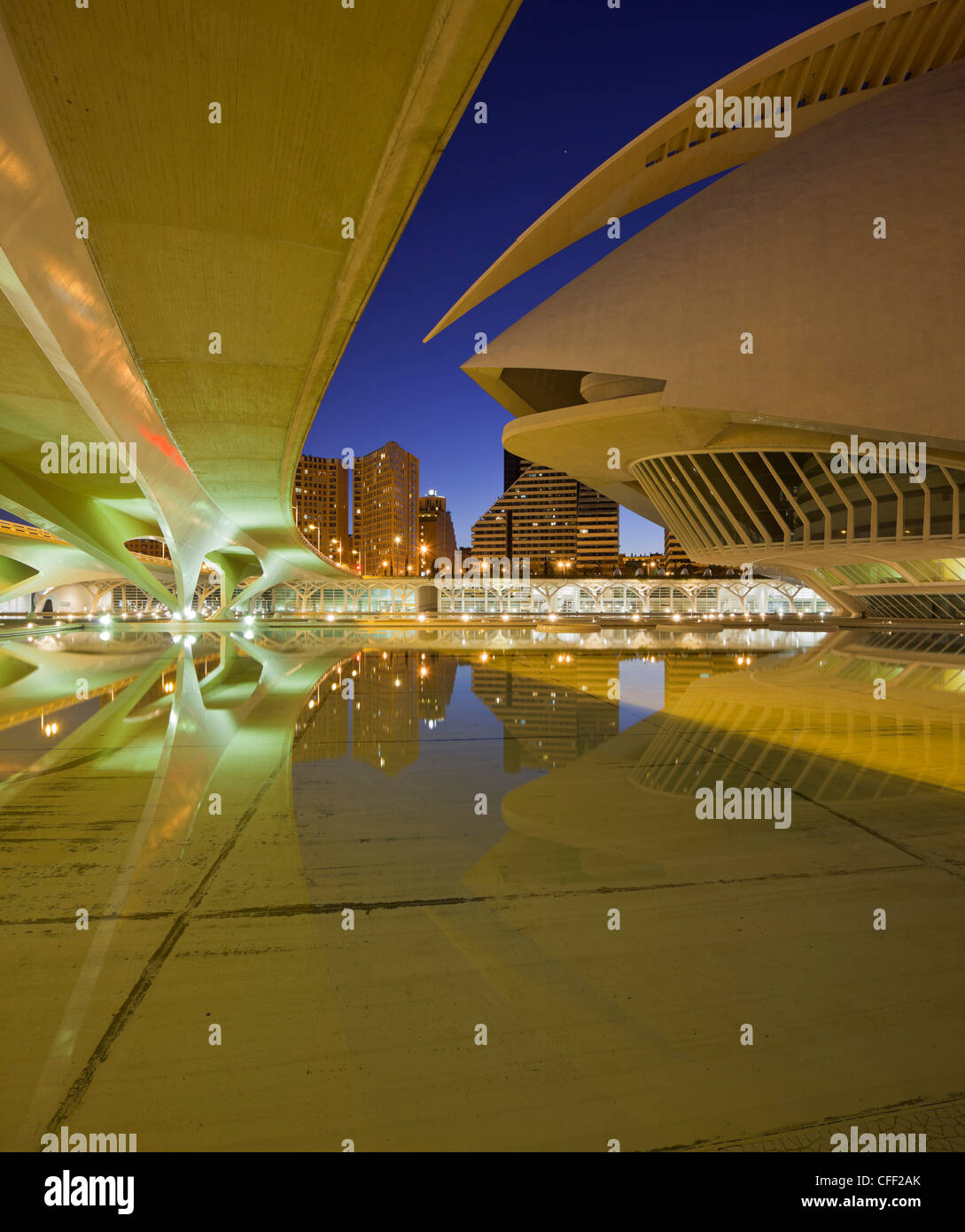 Opernhaus Palau de Les Arts Reina Sofia und Brücke am Abend, Ciudad de Las Artes y de Las Ciencias, Valencia, Spanien, Eur Stockfoto
