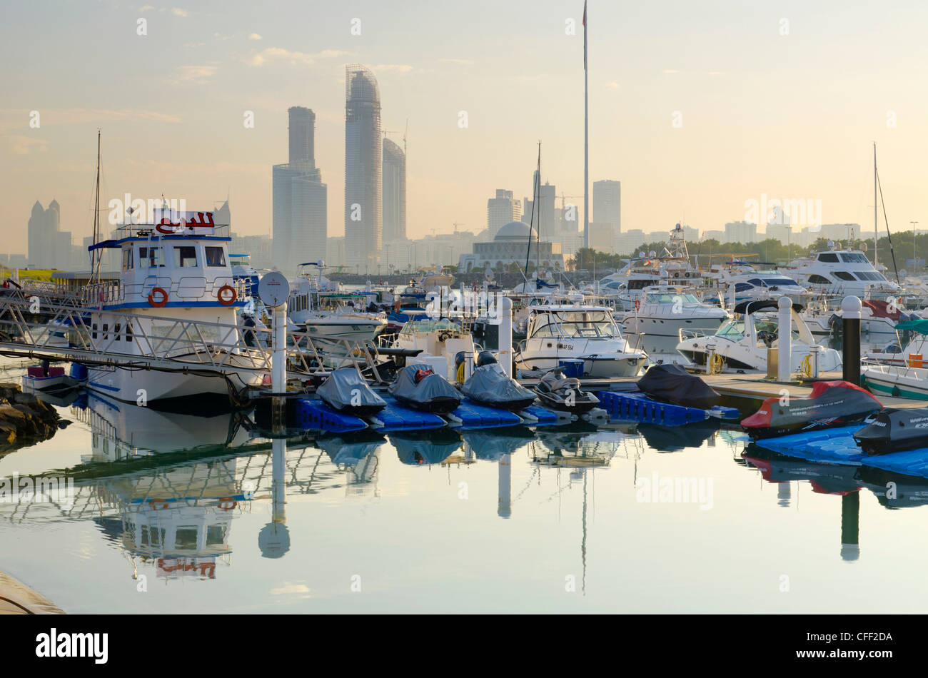 Skyline der Stadt vom Abu Dhabi International Marine Sports Club, Abu Dhabi, Vereinigte Arabische Emirate, Naher Osten Stockfoto