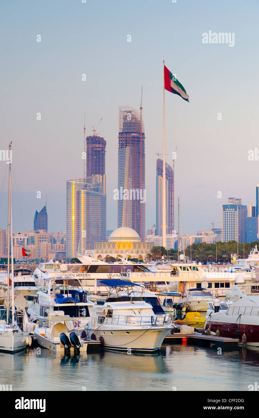 Skyline der Stadt vom Abu Dhabi International Marine Sports Club, Abu Dhabi, Vereinigte Arabische Emirate, Naher Osten Stockfoto
