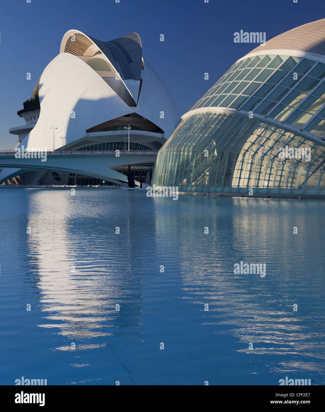 Hemisferic und Palau de Les Arts Reina Sofia im Sonnenlicht, Ciudad de Las Artes y de Las Ciencias, Valencia, Spanien, Europa Stockfoto