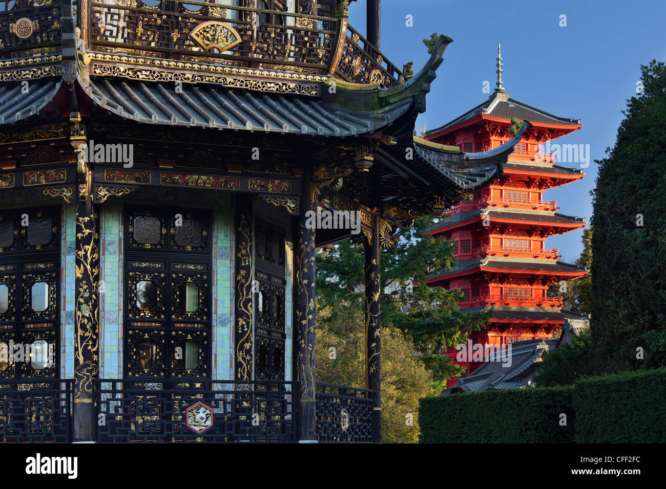 Chinesischer Pavillon und japanischer Turm im Sonnenlicht, Brüssel, Belgien, Europa Stockfoto