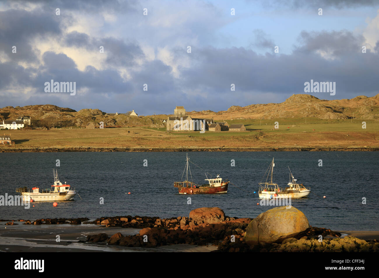 Bewölktem Himmel über Iona und Iona Abbey entnommen Fionnphort auf der Isle of Mull Stockfoto