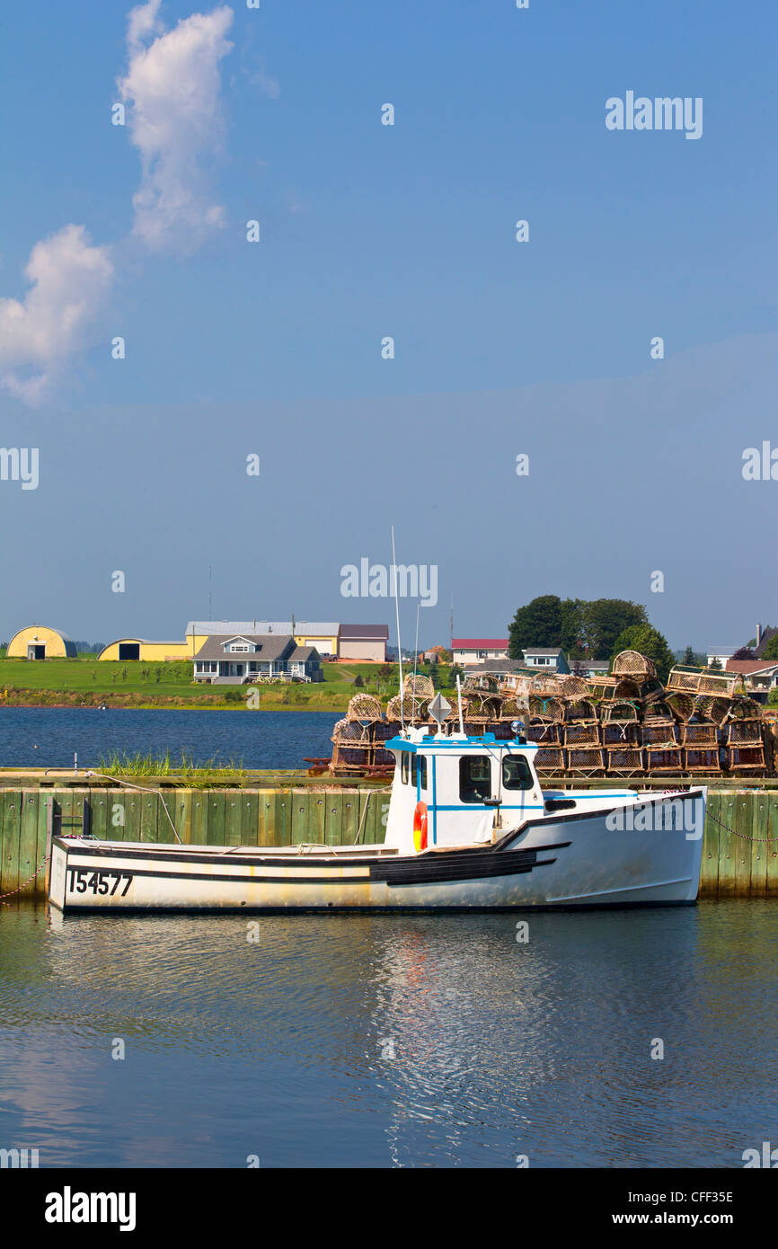 Angelboote/Fischerboote am Kai, Fortune Bay Harbour, Prince Edward Island, Kanada gefesselt Stockfoto