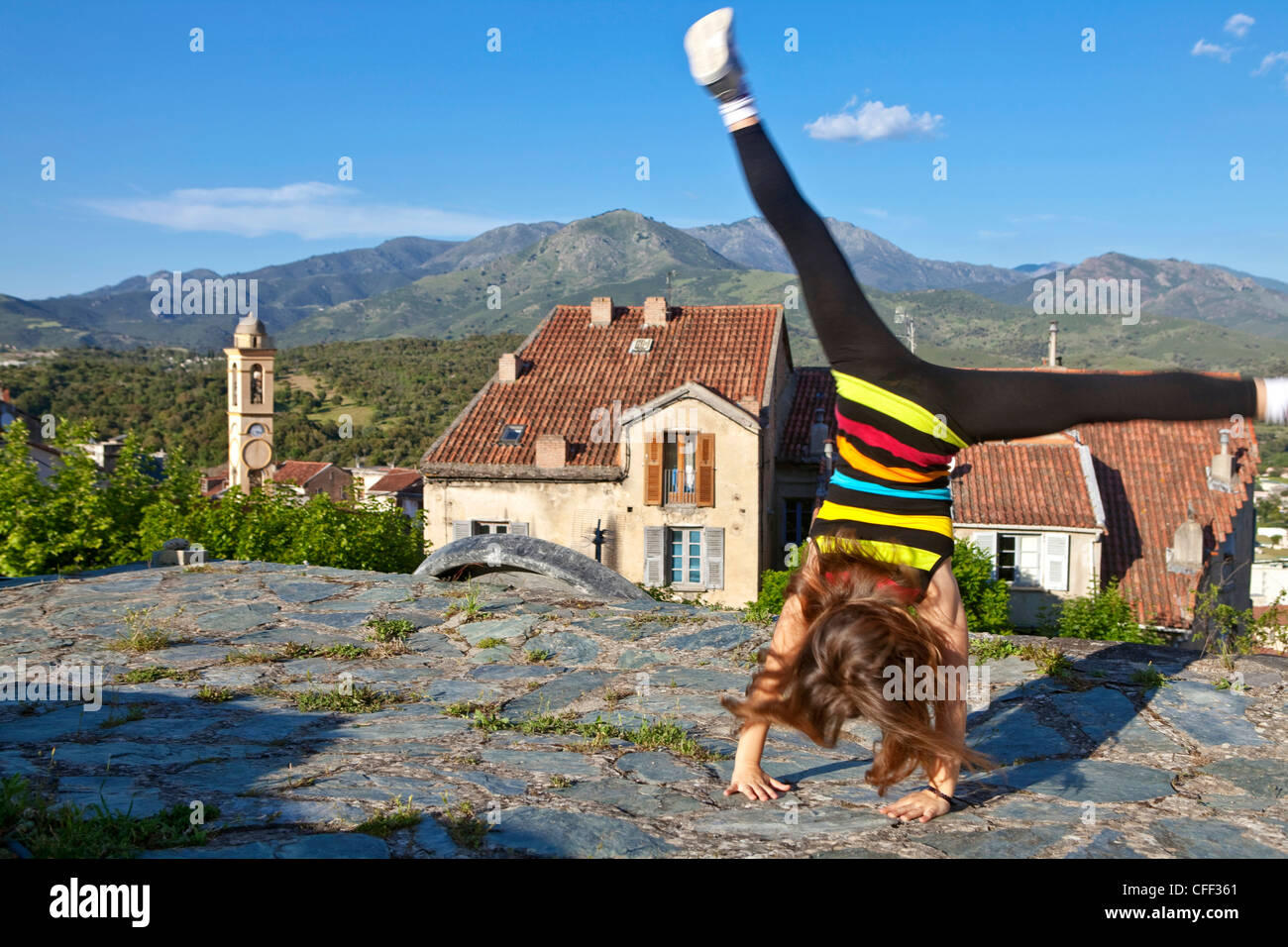 Kind spielt im Pilgrimstein, Corte, Korsika, Frankreich Stockfoto