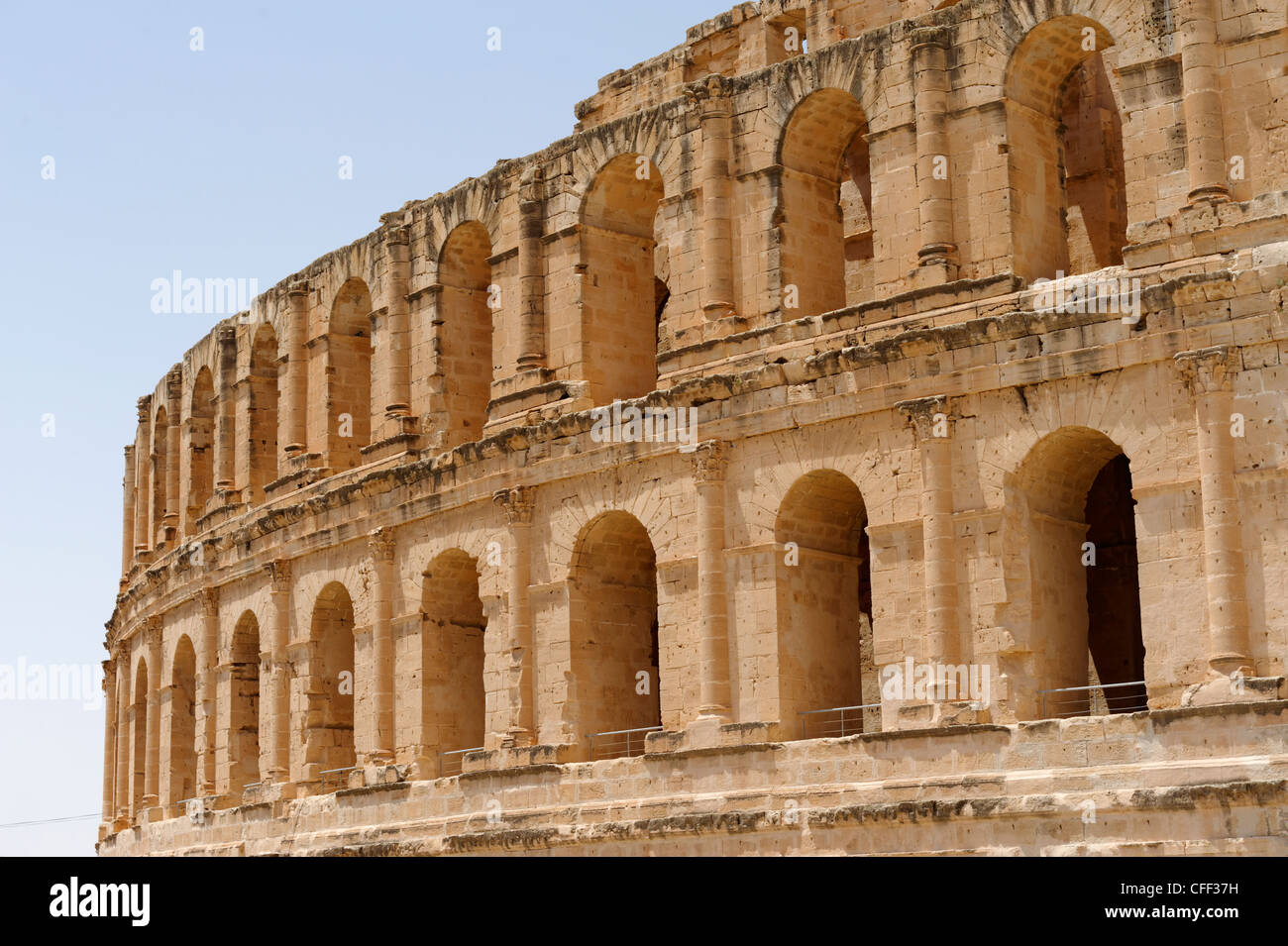 El Jem. Tunesien. Blick auf Teil der intakten Honig farbigen Fassade des herrlichen antiken römischen Amphitheaters. Aus dem Stockfoto