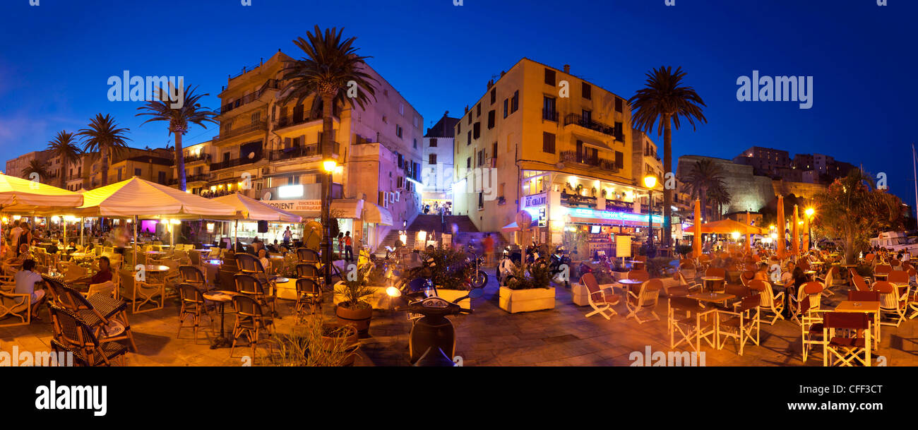Straßencafé und Restaurant am Hafen-Seite, Quai Adolphe Landry, Calvi, Korsika, Frankreich Stockfoto