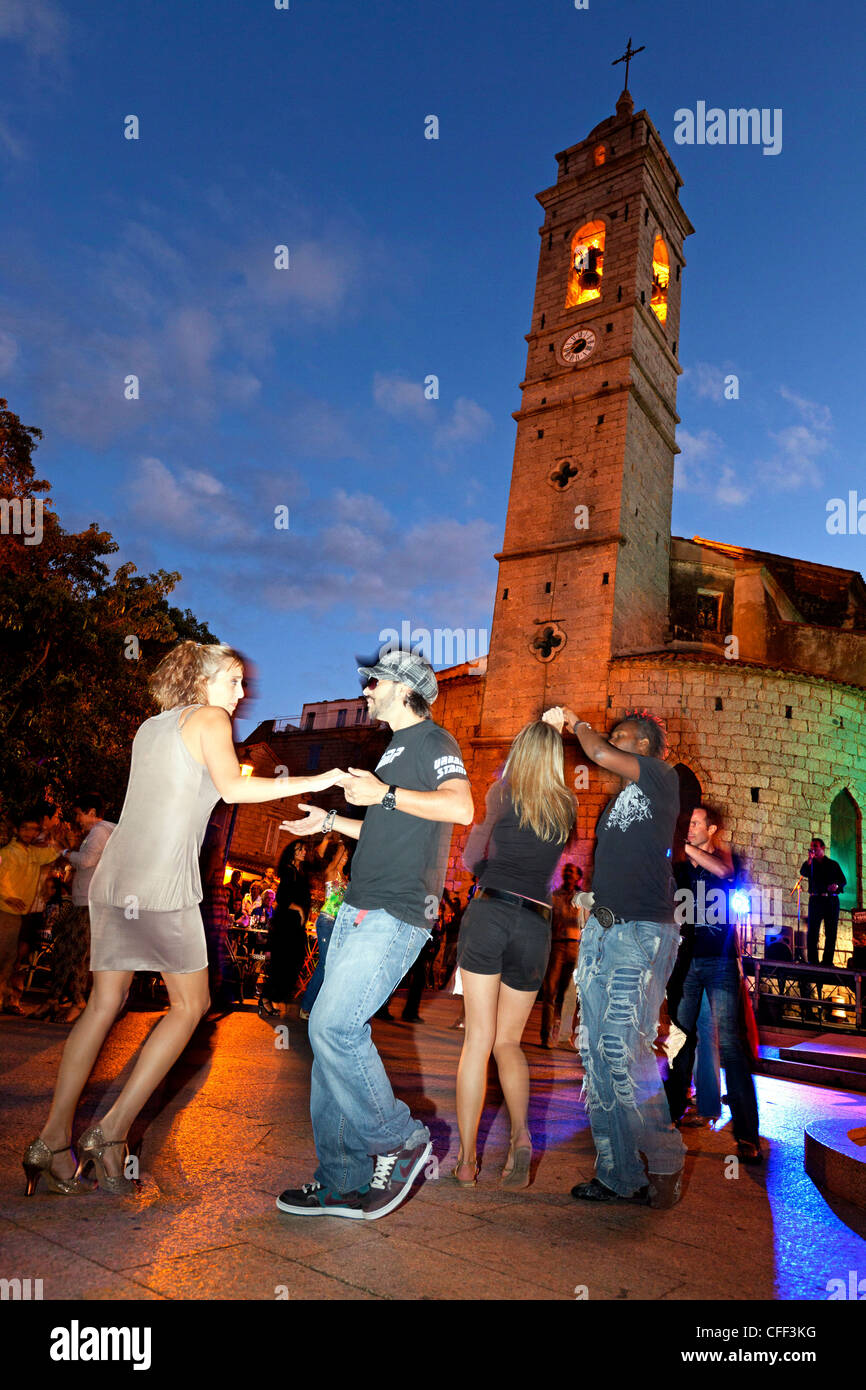 Eine Nacht voller Salsa tanzen, Place De La République, Porto-Vecchio, Korsika, Frankreich Stockfoto