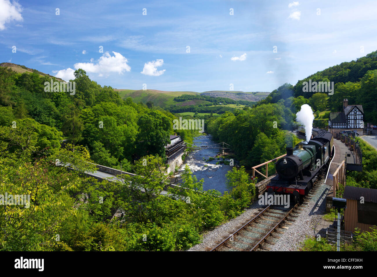 Dampfzug zieht sich aus Berwyn Station auf der Museumsbahn Llangollen, Dee Valley, Denbighshire, Wales, Vereinigtes Königreich Stockfoto