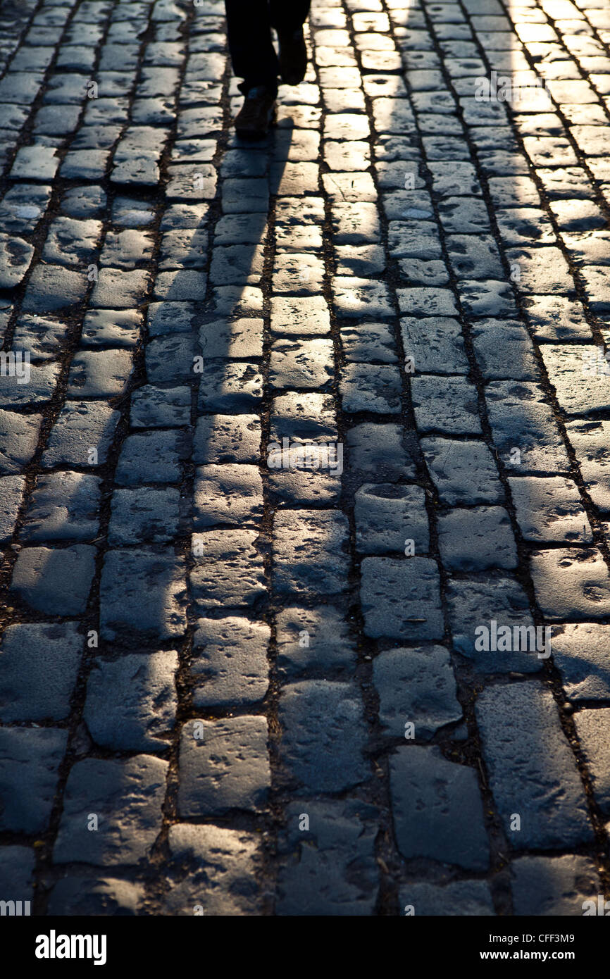 Fußgänger auf gepflasterten Straße Stockfoto
