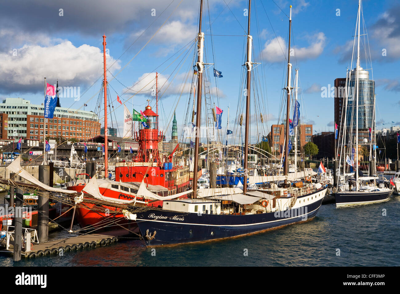 Schiff im Hafen vor Hanseatic Trade Center, Hansestadt Citiy von Hamburg, Deutschland, Europa Stockfoto