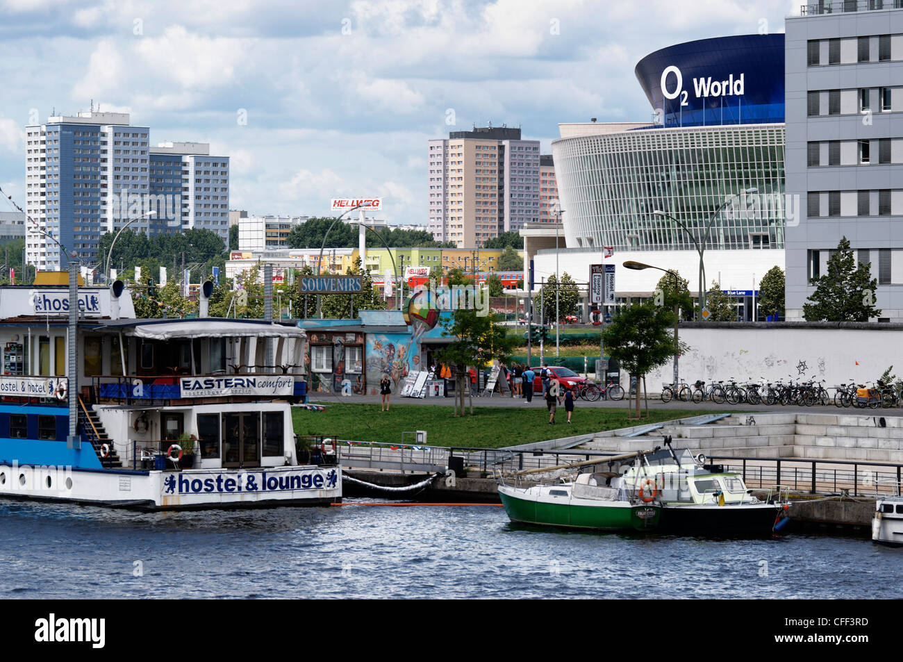 Spree, East Side Gallery vorbeizuschauen Street, O2 World, Berlin Friedrichshain, Berlin, Deutschland Stockfoto