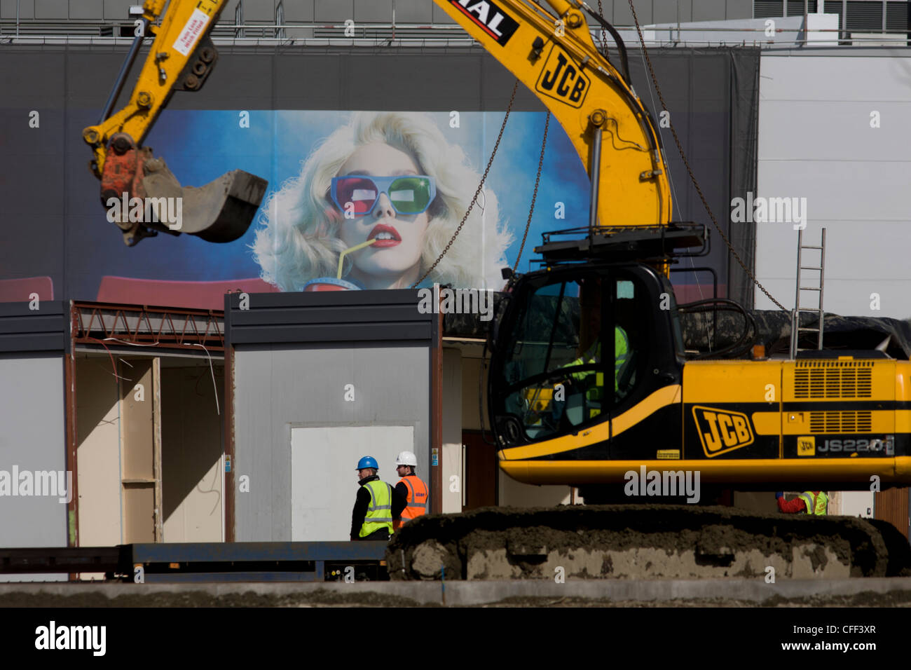 JCB Bagger und Absichtserklärung Poster an Wand beim Bau von Westfield Olympiastadt 2012 Einkaufszentrum, Stratford. Stockfoto