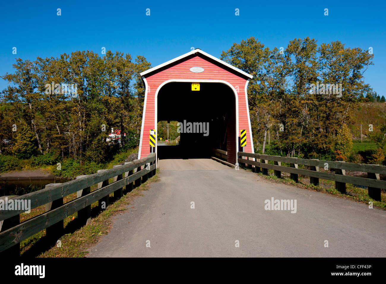 Jean Chasse bedeckt Brücke, Ruisseau-Gagnon, Gaspe, Quebec, Kanada Stockfoto