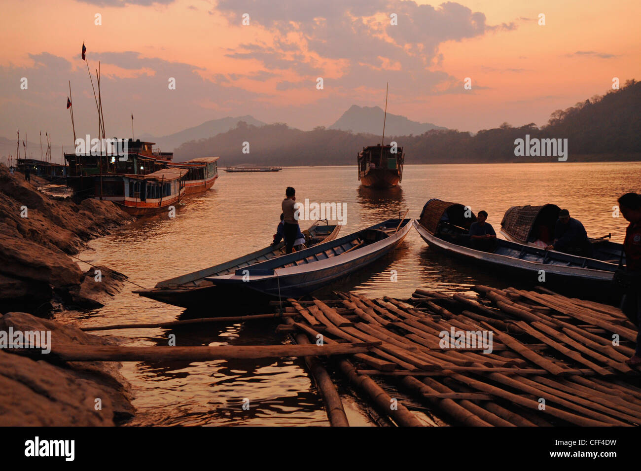 Boote am Ufer des Mekong, Luang Prabang nach Sonnenuntergang, Laos Stockfoto