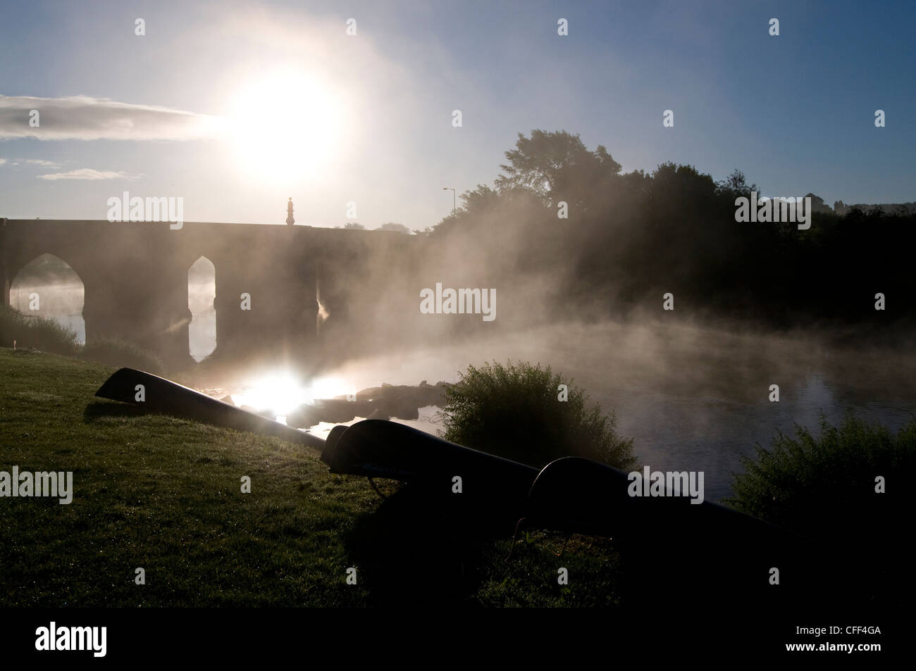 Kanus am Ufer Flusses zu legen, als am frühen Morgen Nebel vom Fluss Wye am Ross-on-Wye, Herefordshire, England wirft Stockfoto