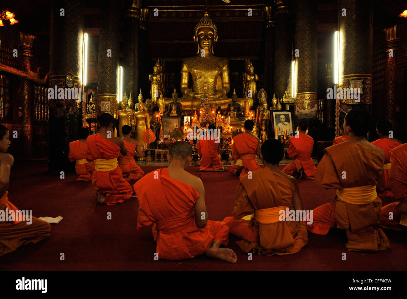 Mönche beim Abendgebet, Wat Mai Suwannaphumaham, Luang Prabang, Laos Stockfoto