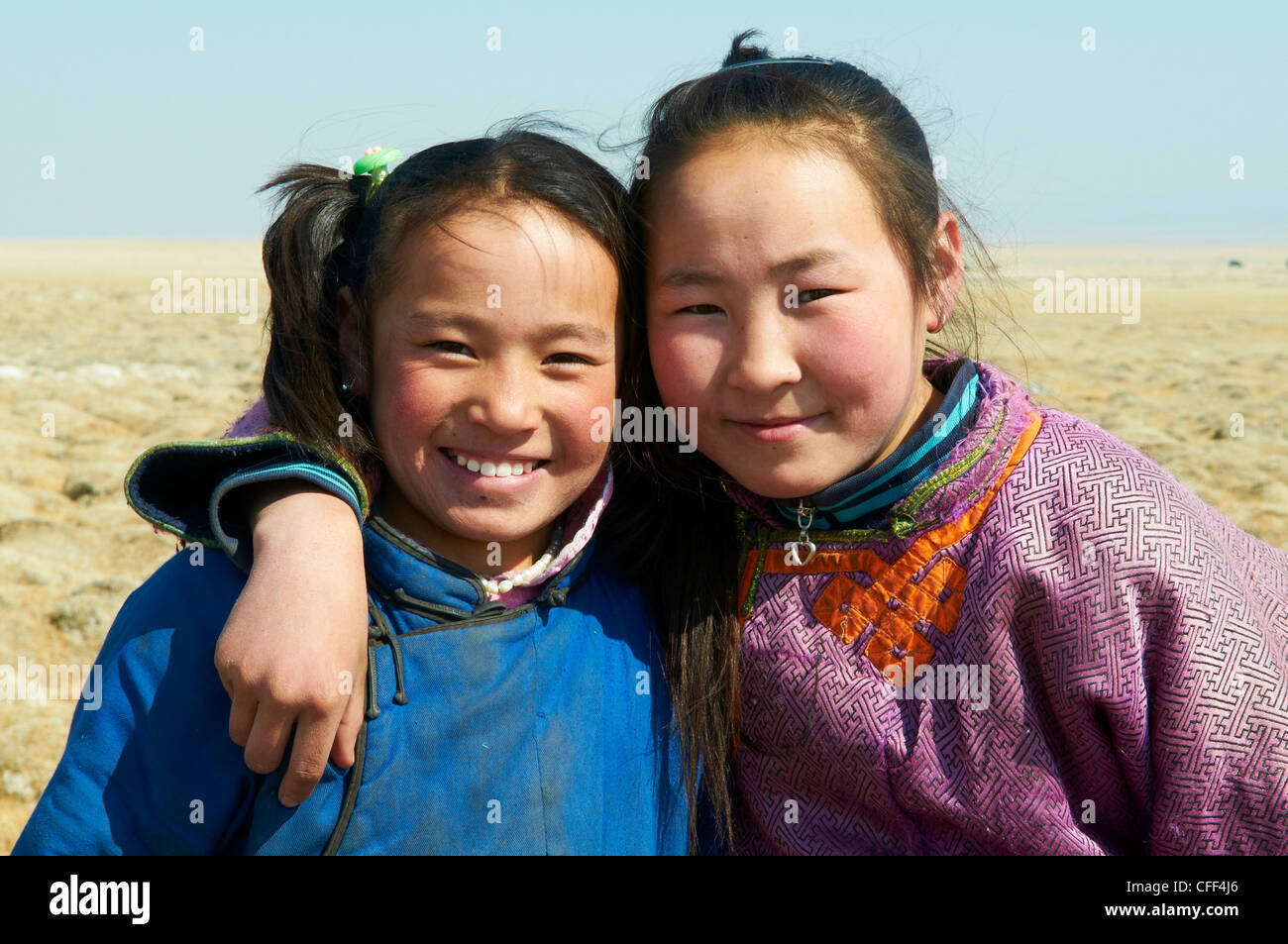 Mongolische Mädchen in traditioneller Tracht (Deel), Provinz Khovd, Mongolei, Zentral-Asien, Asien Stockfoto