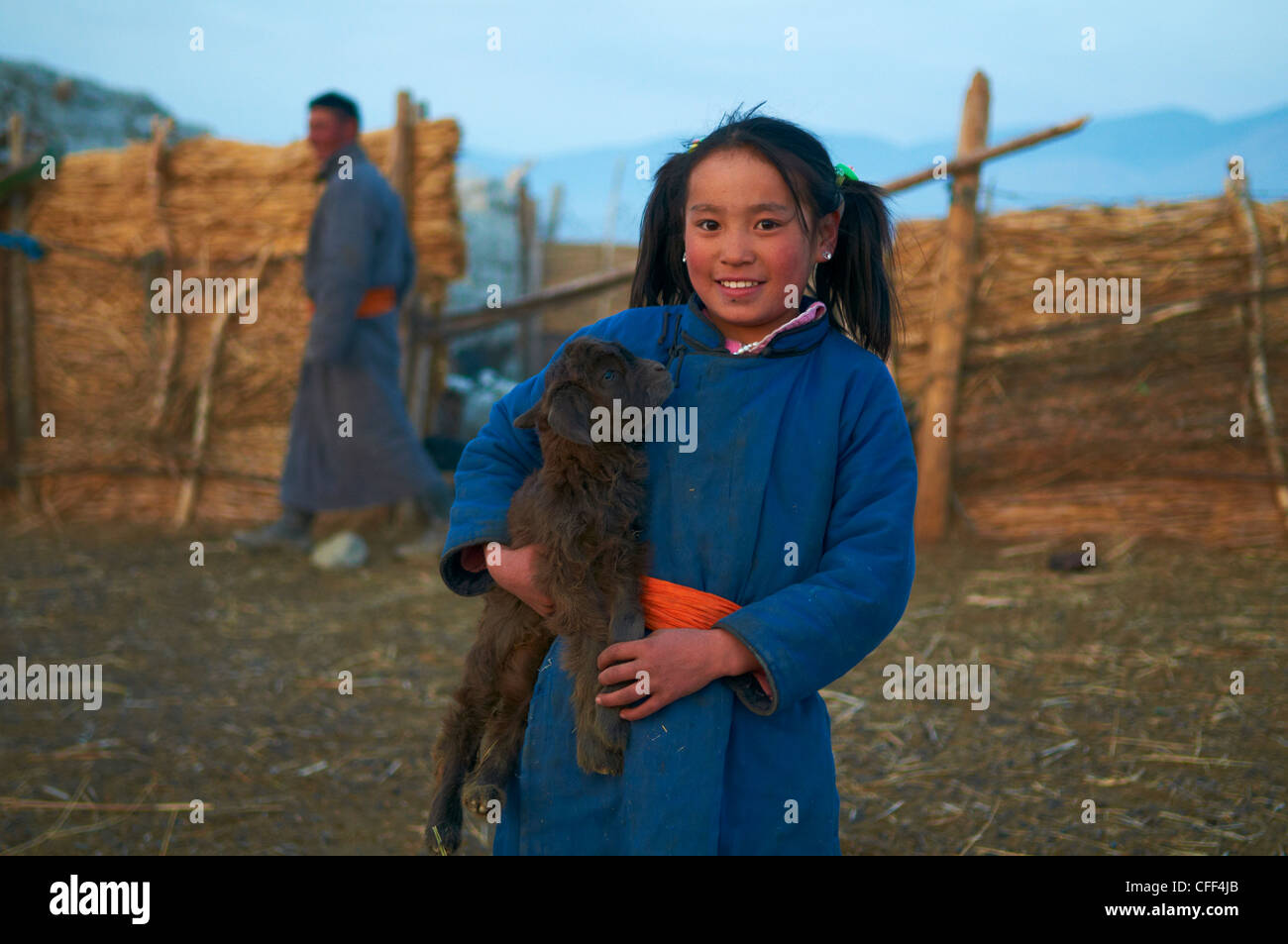 Mongolische Mädchen in traditioneller Tracht (Deel) mit ihrer Ziege, Provinz Khovd, Mongolei, Zentral-Asien, Asien Stockfoto