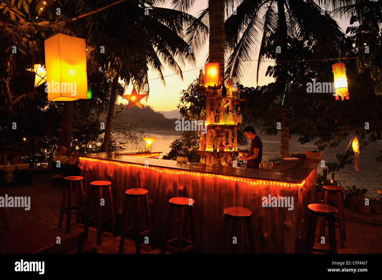 Bar unter Palmen, Mekong-Fluss nach Sonnenuntergang, Luang Prabang, Laos Stockfoto