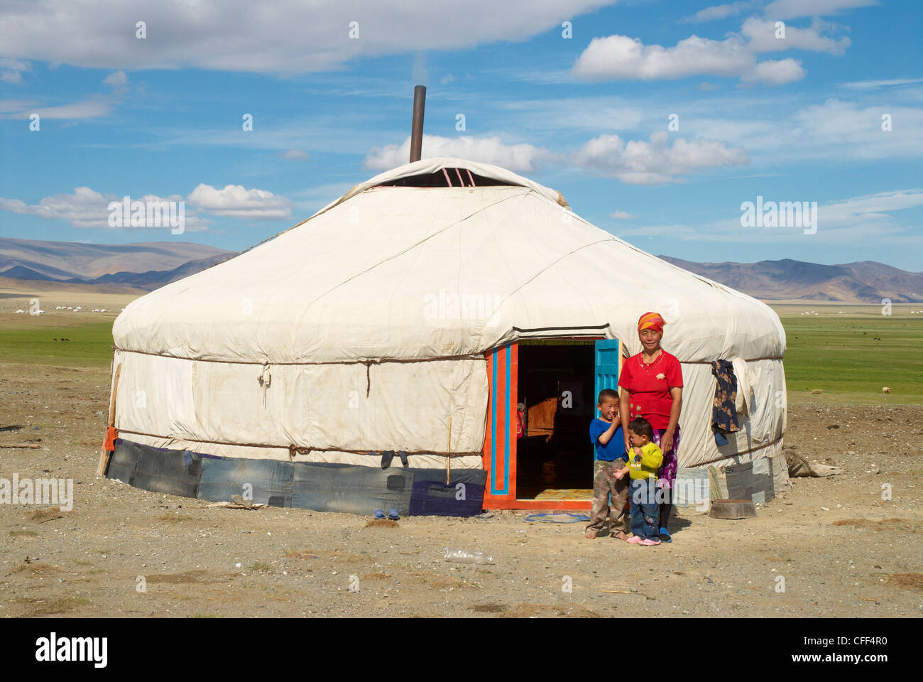 Kasachische Nomadenfamilie und ihre Jurte, Region Bayan-Ulgii, Mongolei, Zentralasien, Asien Stockfoto