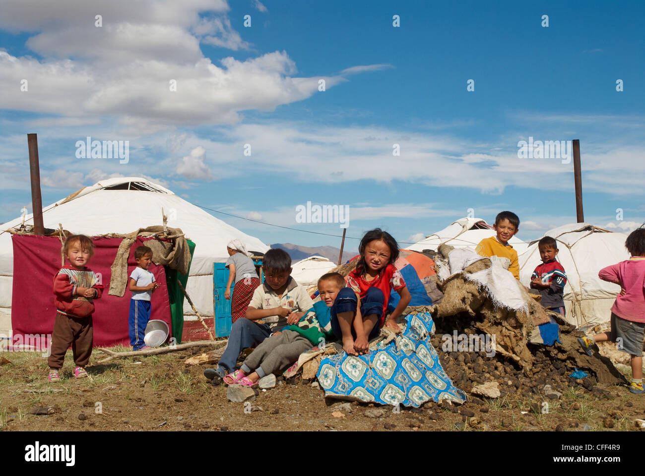 Nomadische Kasachische Kinder und Jurten, Region von Bayan-Ulgii, Mongolei, Zentralasien, Asien Stockfoto