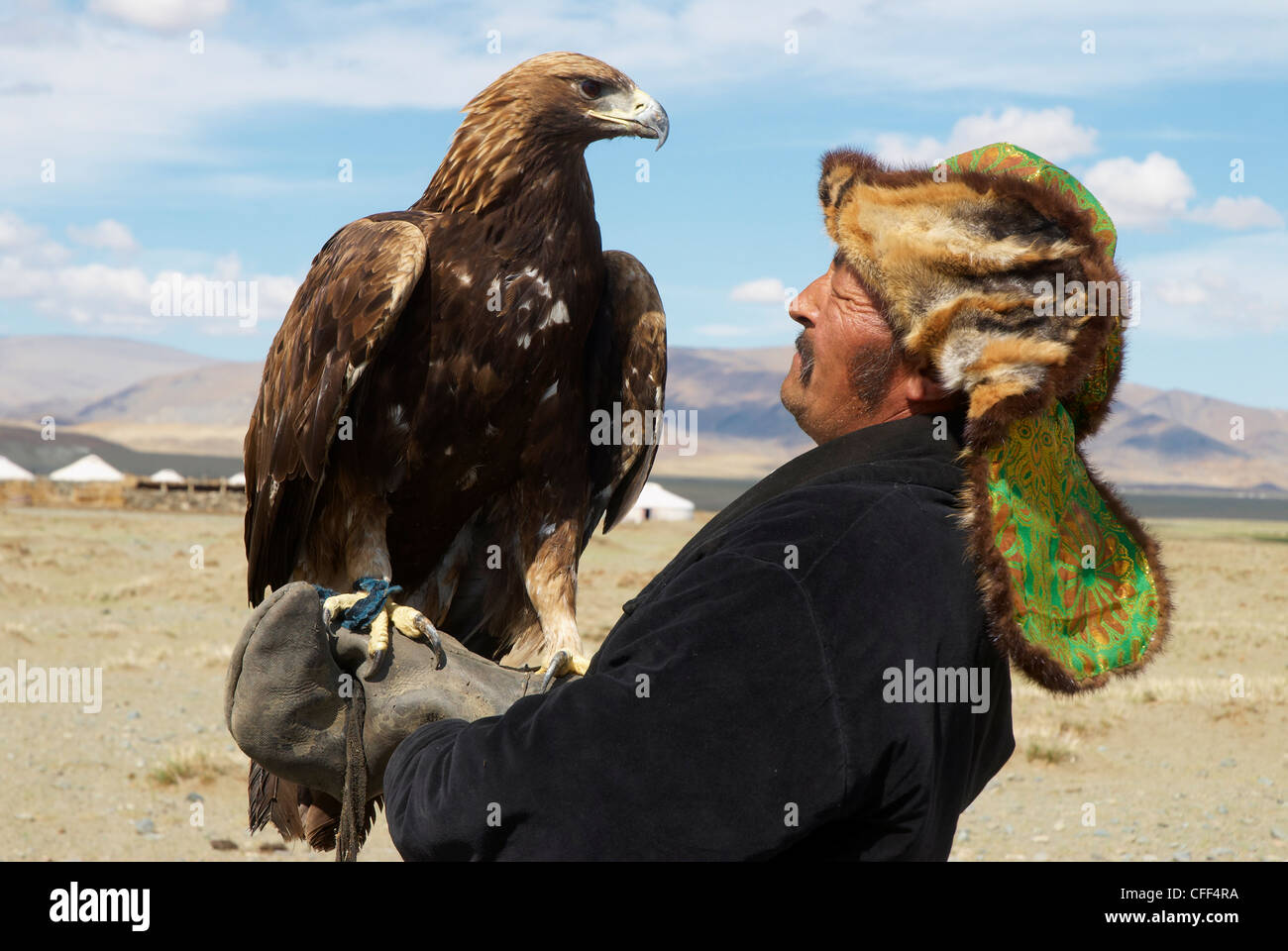 Kasachische Jäger mit seinem Adler, Region Bayan-Ulgii, Mongolei, Zentralasien, Asien Stockfoto