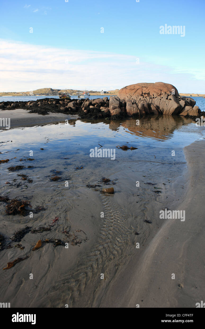 Felsen im Meer am Strand von Fionnphort auf der Isle of Mull reflektiert Stockfoto
