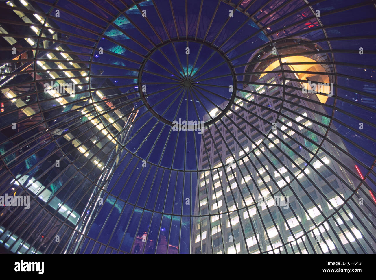 Blick auf Harbour Centre Tower bei Nacht, Innenstadt von Vancouver, British Columbia, Kanada. Stockfoto