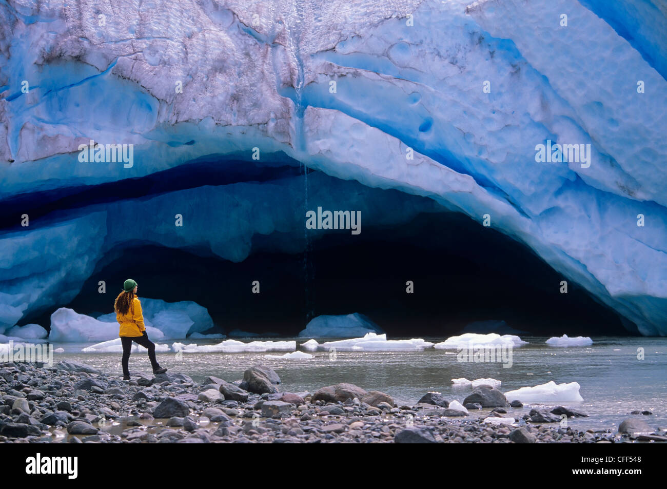 Tragen Sie Gletscher Türme einsamer Wanderer Ufer frigide Stockfoto