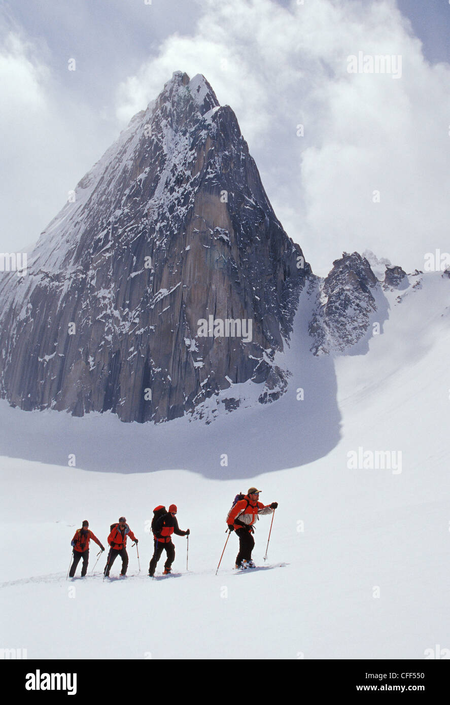 Backcountry Skifahrer Skitouren in der Nähe von Snowpatch Stockfoto