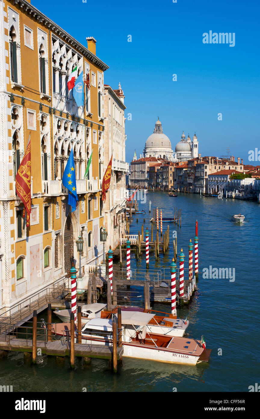 Der Canal Grande und die Kirche Santa Maria della Salute in der Ferne, Venedig, Veneto, Italien Stockfoto