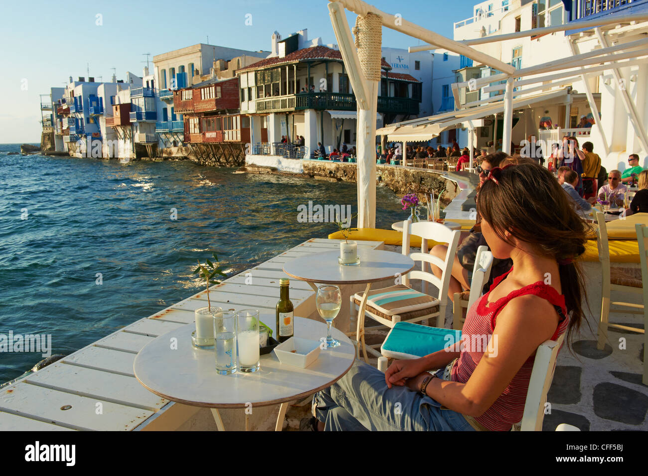 Cafe-Bar auf der Meerseite, klein-Venedig, Alefkandra, Mykonos-Stadt, Chora, Insel Mykonos, Cyclades, griechische Inseln, Griechenland Stockfoto