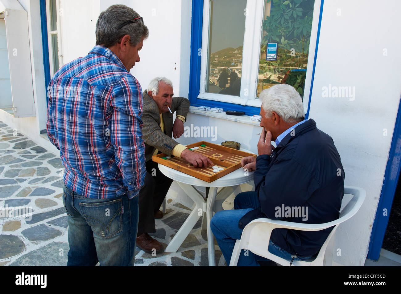 Griechische Männer spielen Domino, Parikia (Chora), Paros, Cyclades, griechische Inseln, Griechenland, Europa Stockfoto